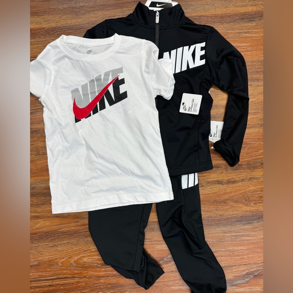 NWT little boys size 7 Nike set